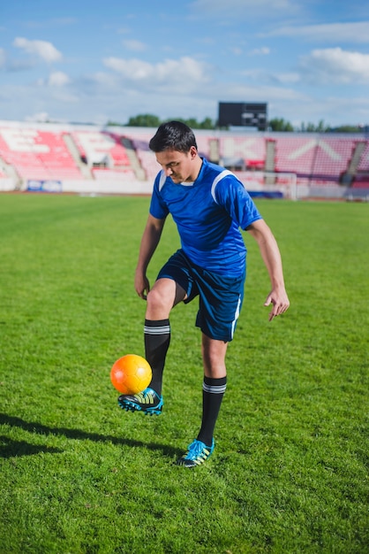 FIFA世俱杯激烈比赛画面